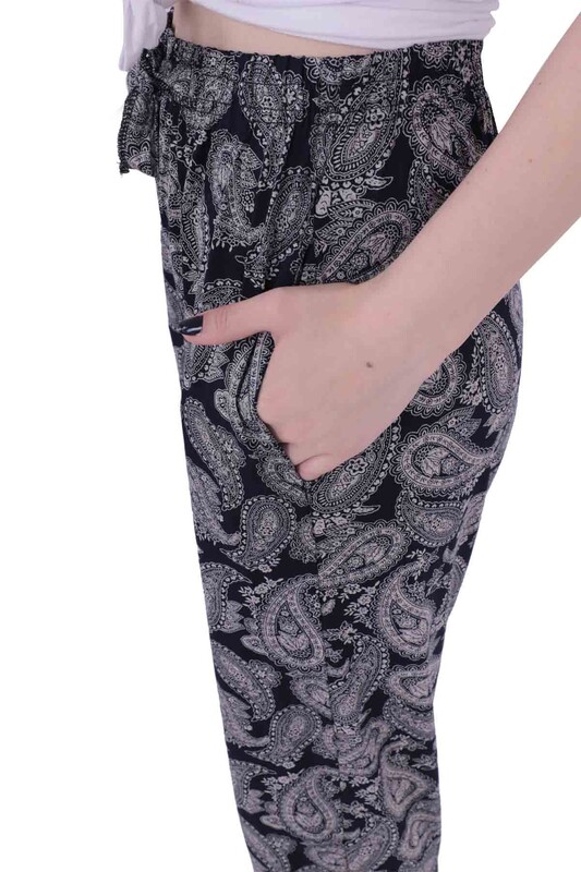 Женские брюки-трубы из вискозы с принтом | чёрный - Thumbnail