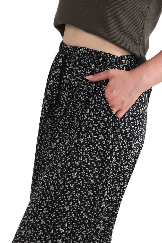 Женские брюки из вискозы с принтом цветов и широкими штанинами| чёрный
